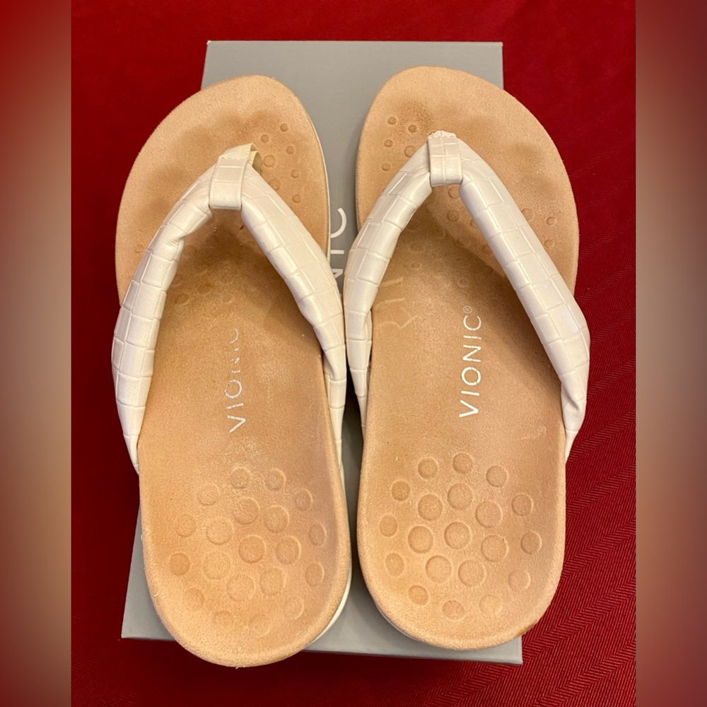 Vionic- Layne- cream sandals- 9 wide. Comes with box.